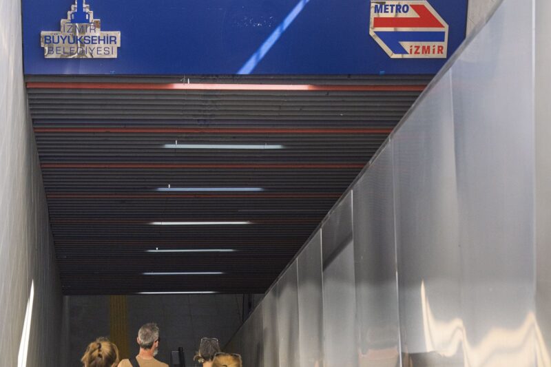 İzmir Metrosu’ndan Dokuz Eylül Hastanesi’ne kesintisiz yaya tüneli açıldı