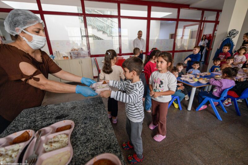 Büyükşehir Yuvamız İzmir’deki minikleri de unutmuyor