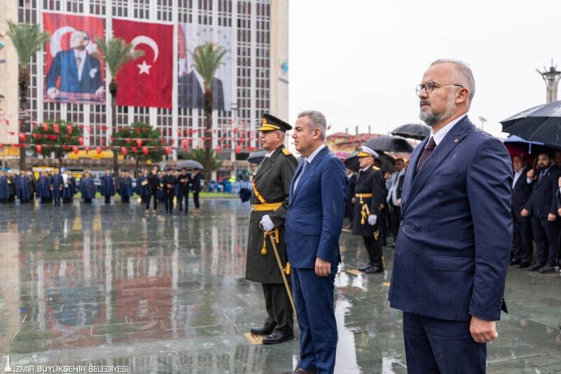 Cumhuriyet Bayramı kutlamaları çelenk sunma töreni ile başladı