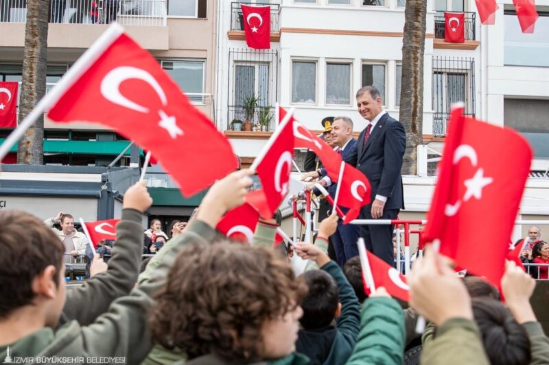 İzmir’de Cumhuriyet coşkusu meydanlara sığmadı