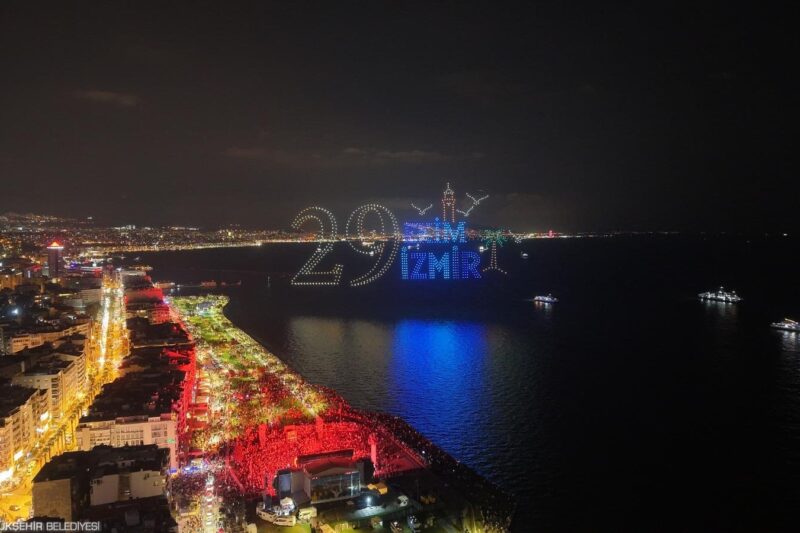 İzmir’de Cumhuriyet coşkusu gökyüzüne taştı